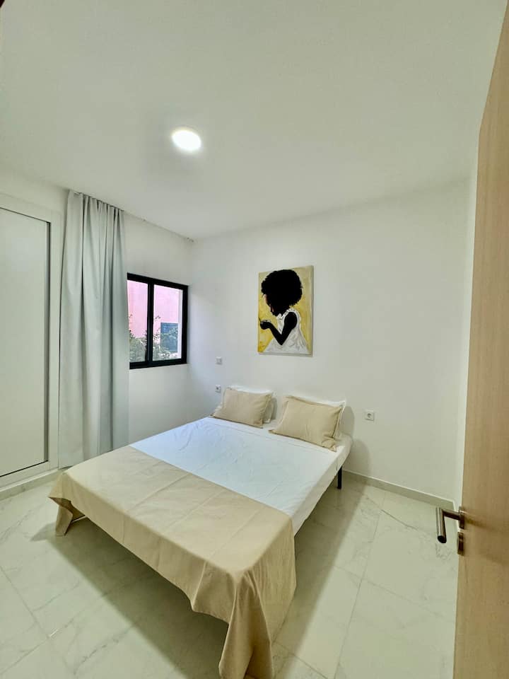 Izba s posteľou s rozmermi 2 metre na 1,60 metra.
Vychutnajte si pokoj.
Zatemnenie, šatník a závesy.