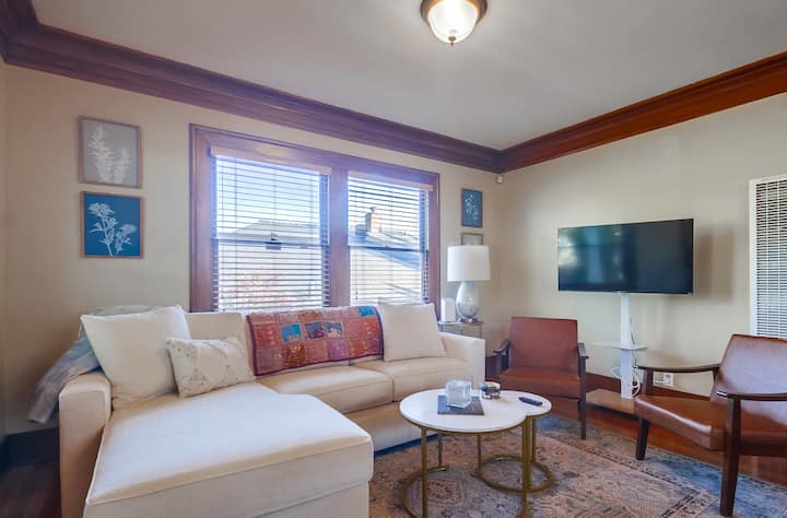 ห้องนั่งเล่นมีสไตล์พร้อมเตียงควีนไซส์แบบดึงออกเพื่อเพิ่มพื้นที่นอน ออตโตมันด้านซ้าย (แท็บสีดำ) มีผ้าปูที่นอนและหมอนเสริมสำหรับการนอนหลับสบาย!