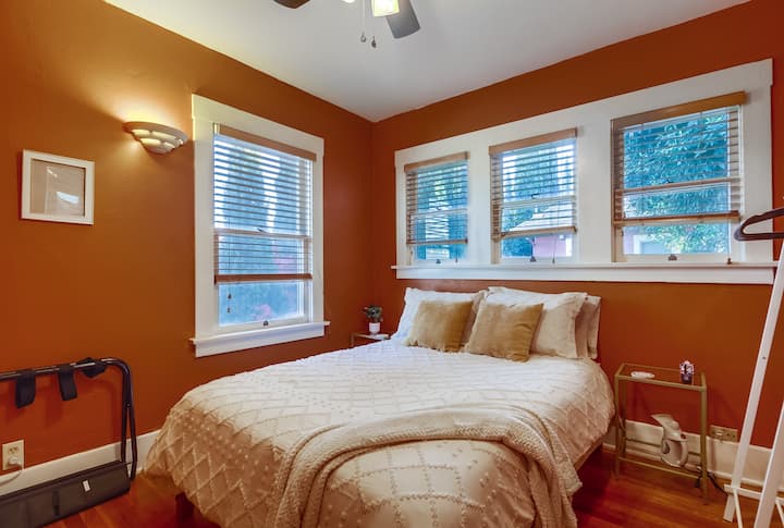 ทุกห้องมีธีม! นี่คือห้องสีส้มของเราซึ่งมีสมาร์ททีวีราวแขวนผ้าพร้อมไม้แขวนเสื้อและที่บรรทุกสัมภาระ  นอกจากนี้คุณยังมีเครื่องอบไอน้ำเพื่อรองรับความต้องการด้านเสื้อผ้าของคุณ 