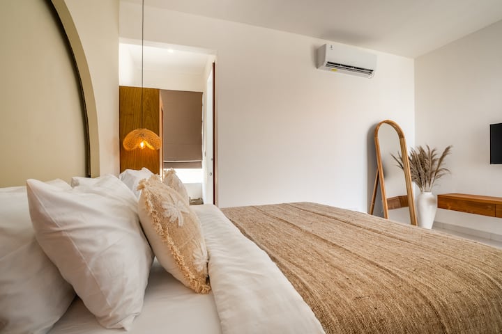 Დაისვენეთ მაქსიმალური კომფორტით ამ სამეფო საძინებელში, რომელიც იდეალურია ბალის მშვიდი ატმოსფეროთი დასასვენებლად და დასატკბობად.