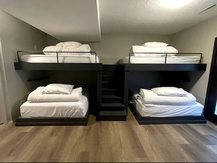 Chumba hiki ni kizuri kwa watoto au wageni, kilicho na malkia wawili juu ya vitanda vya bunk, na kuunda mazingira ya kufurahisha na ya kuvutia