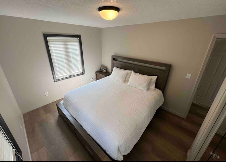 Chumba cha kulala cha ghorofani kilicho na Kitanda cha Kifalme