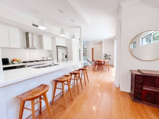 Modern Family Home gallery image 3