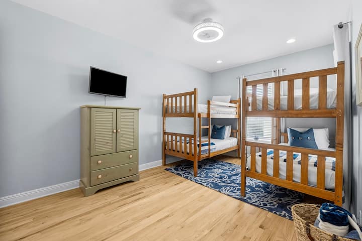 Საძინებელი №2 - 1-ლი სართულის ორსართულიანი ოთახი ორადგილიანი ორადგილიანი ბუნკერით (სძინავს 4)