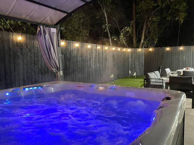 Sleeps 20 in FW Stockyards w HotTub & MiniGolf gallery image 3