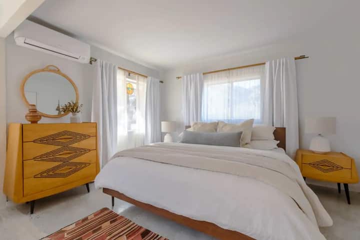 ห้องสวีทห้องนอนหลักพร้อมเตียงคิงไซส์