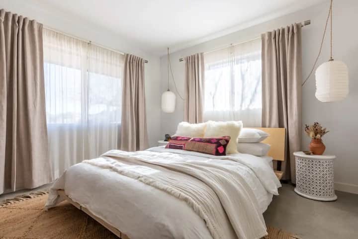 ห้องนอนที่ 2 พร้อมเตียงขนาดควีนไซส์