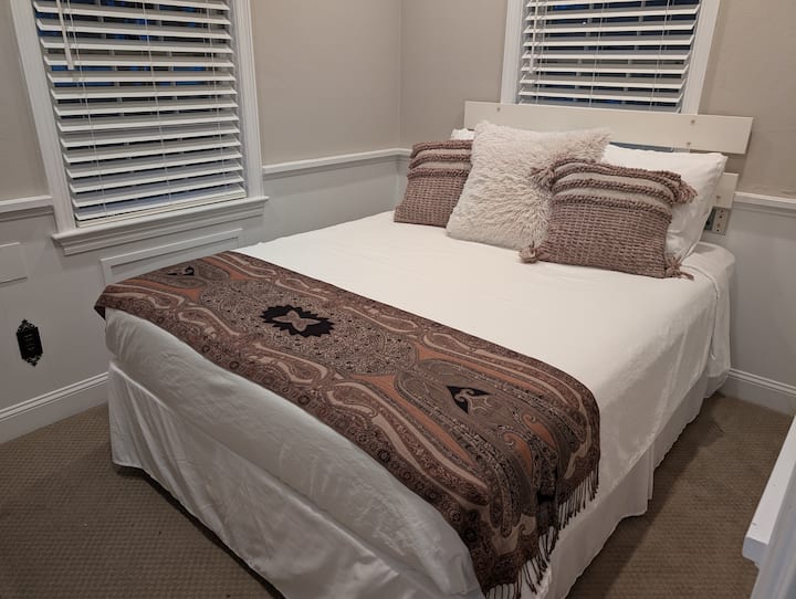 Manželská posteľ v malej spálni. Veľmi pohodlná, ostrá posteľná bielizeň. 