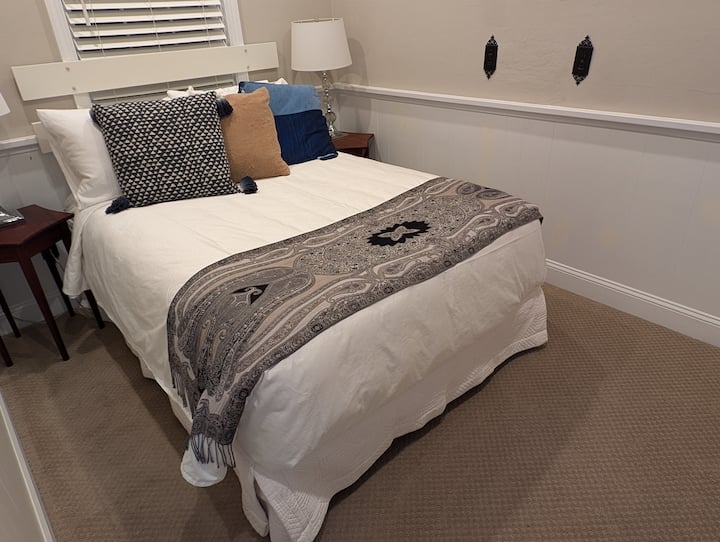 Manželská posteľ v malej spálni. Pohodlná, ostrá posteľná bielizeň a čisté vankúše. 