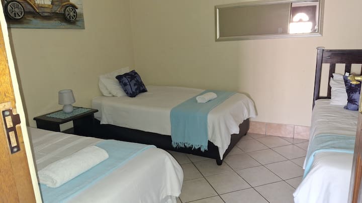 Hillbillion Estate Room 5 - Port Shepstone