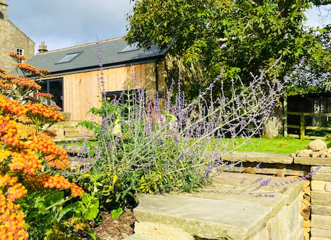 Stylish cottage with large garden & stunning view