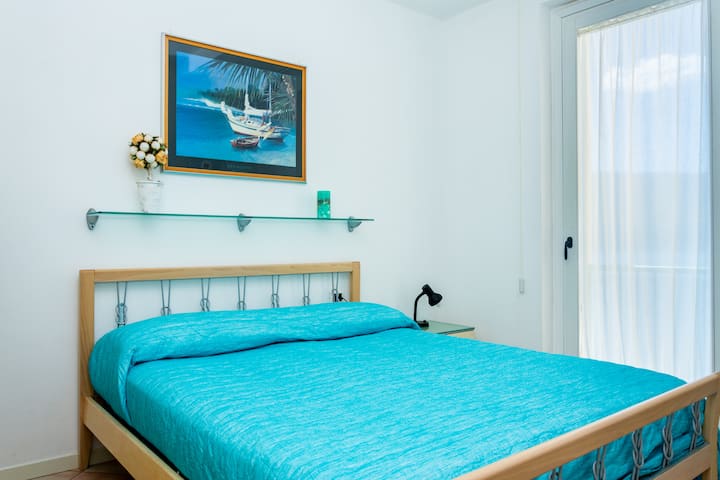 Ორადგილიანი ნომერი № 1 ზღვის ხედი

/

Master bedroom No. 1 with Sea View