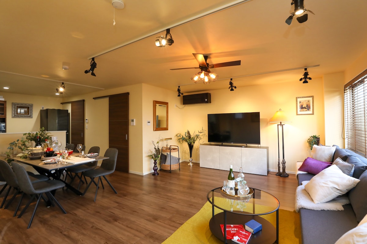 Het is een ruime woon- en eetkamer.Je kunt Netflix en YouTube kijken op de 65-inch tv.