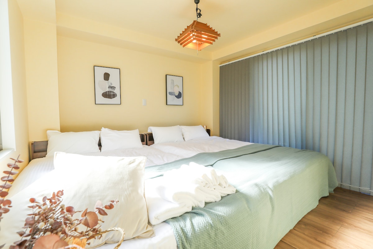 Drie slaapkamers met in totaal 8 bedden, met veel ruimte voor gezinnen of grote groepen.