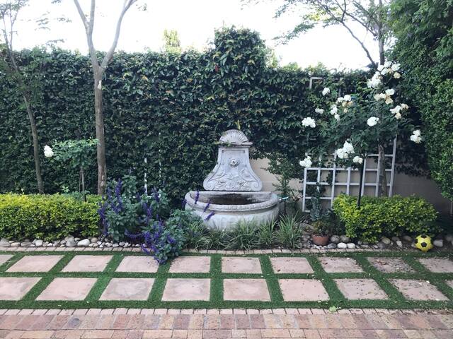 Chic townhouse in Durbanville gallery image 3