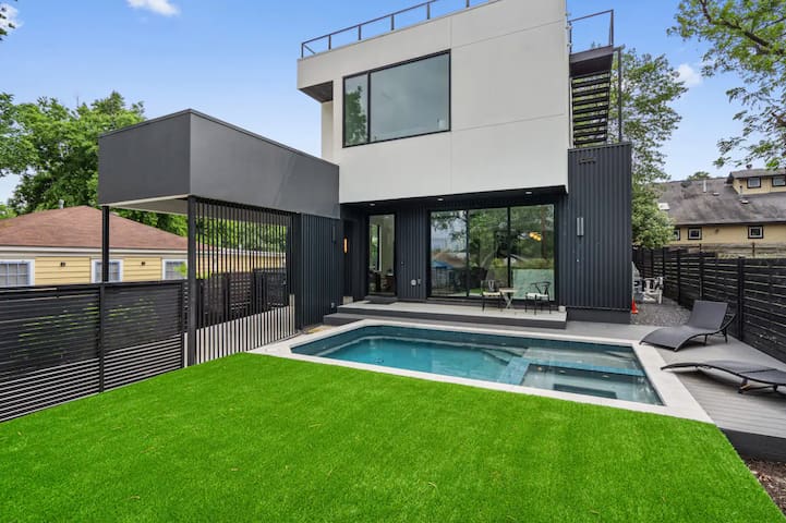 Heated Pool Luxury Zilker home Sleeps 8 great view