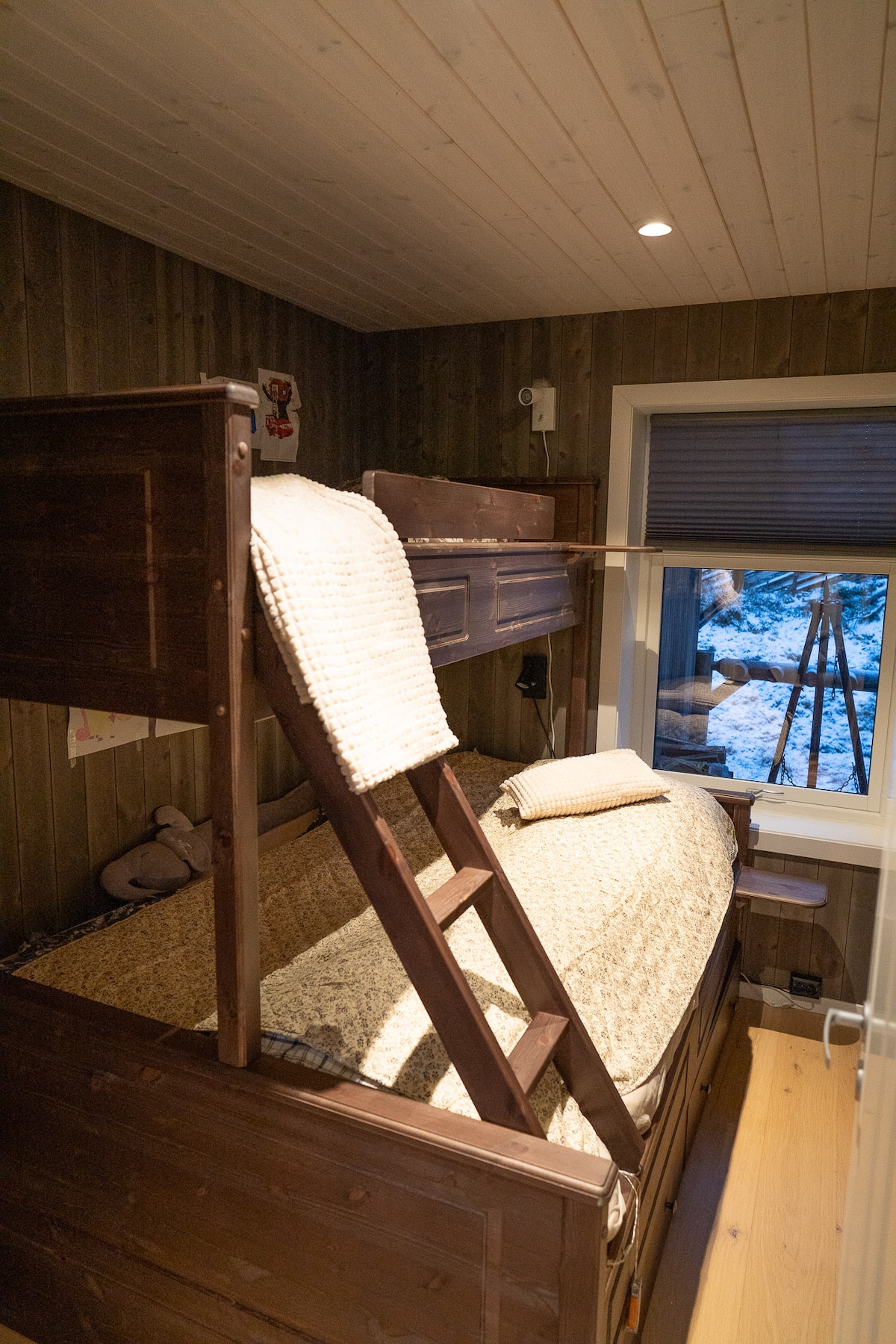 בחדר שינה 1 ובחדר שינה 5 יש מיטות שוות. 
דרגש תחתון: ברוחב 140 ס"מ.
עילי: ברוחב 90 ס"מ. 