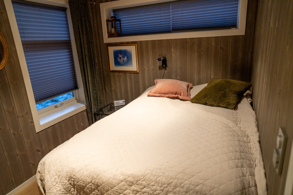 בחדר שינה 2 יש מיטה זוגית (ברוחב 140 ס"מ), וחדר רחצה פרטי.