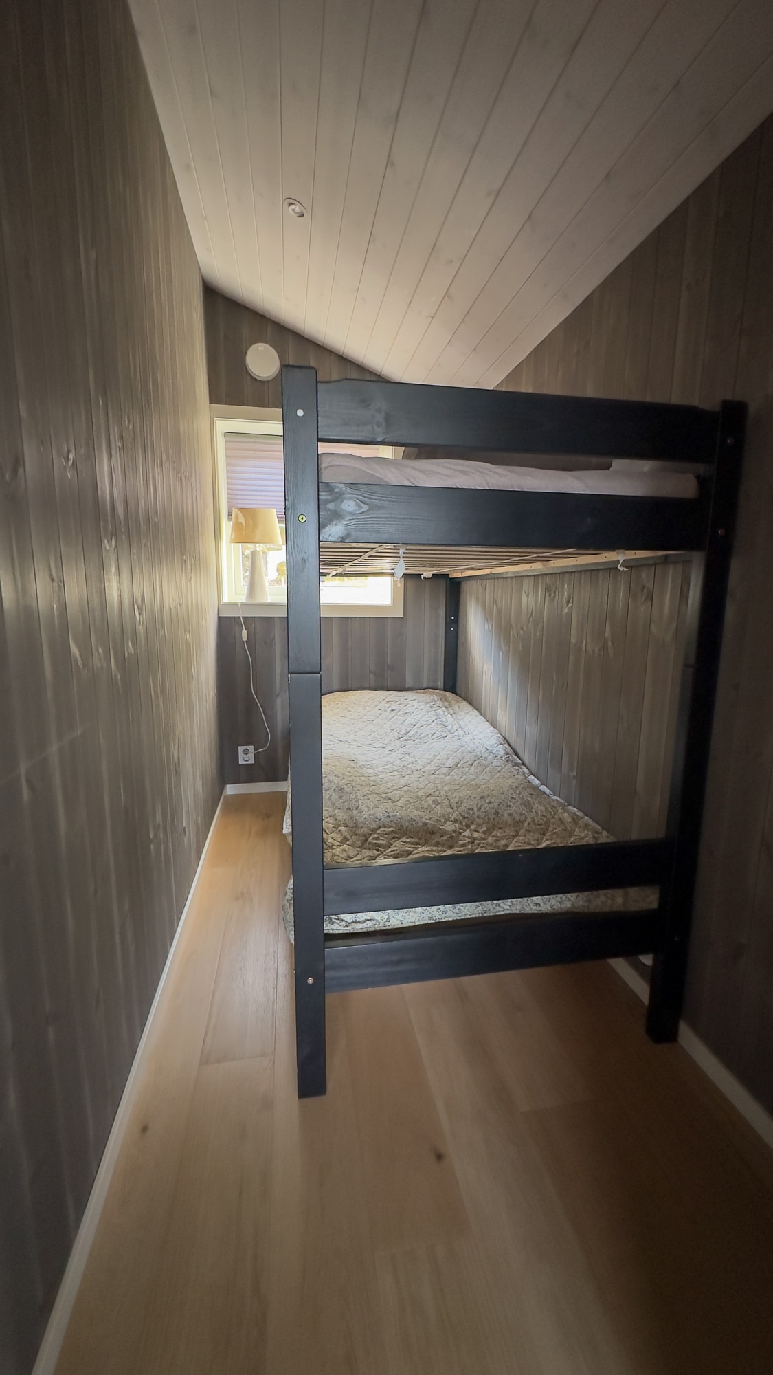 חדר שינה 4 נמצא בקומה השנייה ויש לו מיטת קומתיים (ברוחב 75 ס"מ)