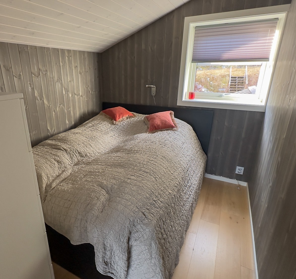 חדר שינה 3 ממוקם בקומה 2 ויש לו מיטה זוגית (ברוחב 140 ס"מ).