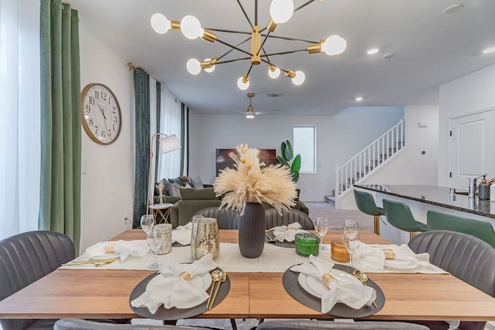 Modern 5B 3B New Home! 13 mins to Airport & Strip