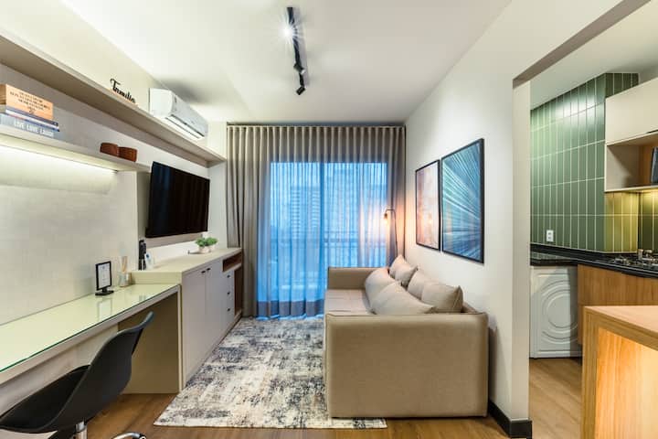 Sala de estar pensada para sua estadia, com ambiente confortável e bem iluminado. Ideal para relaxar após passeios, assistir TV ou aproveitar momentos tranquilos. Espaço acolhedor que proporciona praticidade e bem-estar durante sua hospedagem.
