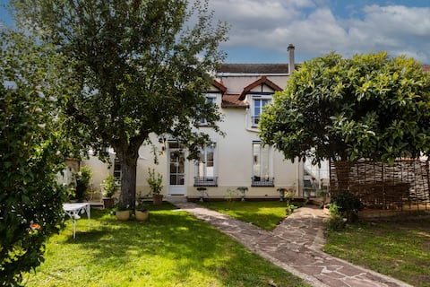 Castle park cottage, garden & parking