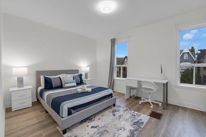 NEW! 4BR – FREE Parking – Downtown – Little Italy gallery image 3