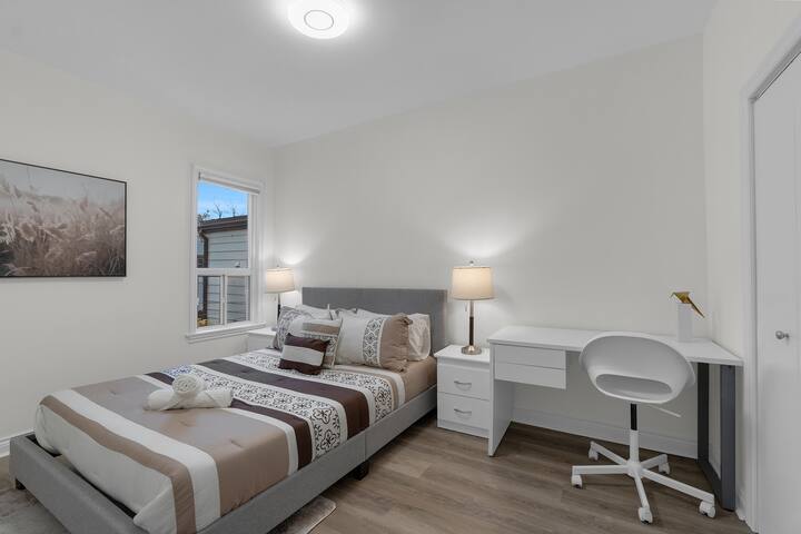 NEW! 4BR – FREE Parking – Downtown – Little Italy gallery image 4