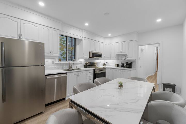 NEW! 4BR – FREE Parking – Downtown – Little Italy gallery image 2