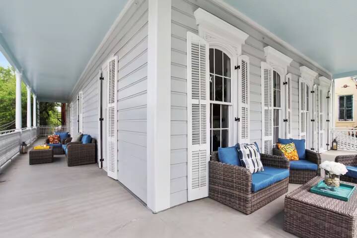 Grand Balcony 2 Br Frenchmen St gallery image 4