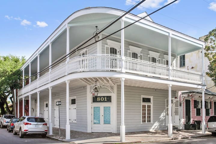 Grand Balcony 2 Br Frenchmen St