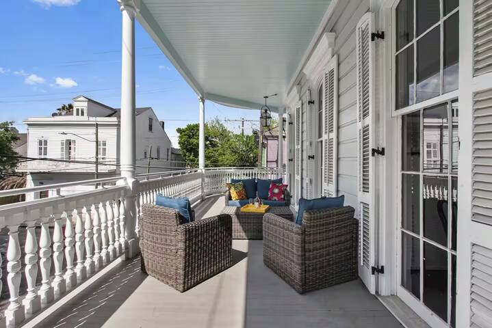 Grand Balcony 2 Br Frenchmen St gallery image 3