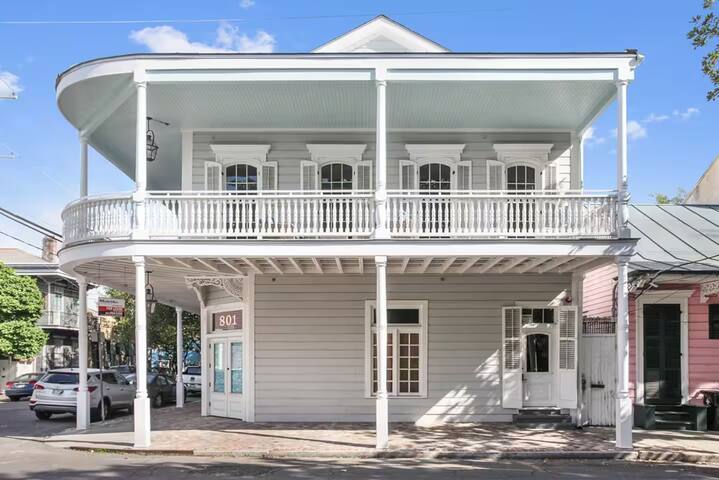 Grand Balcony 2 Br Frenchmen St gallery image 2