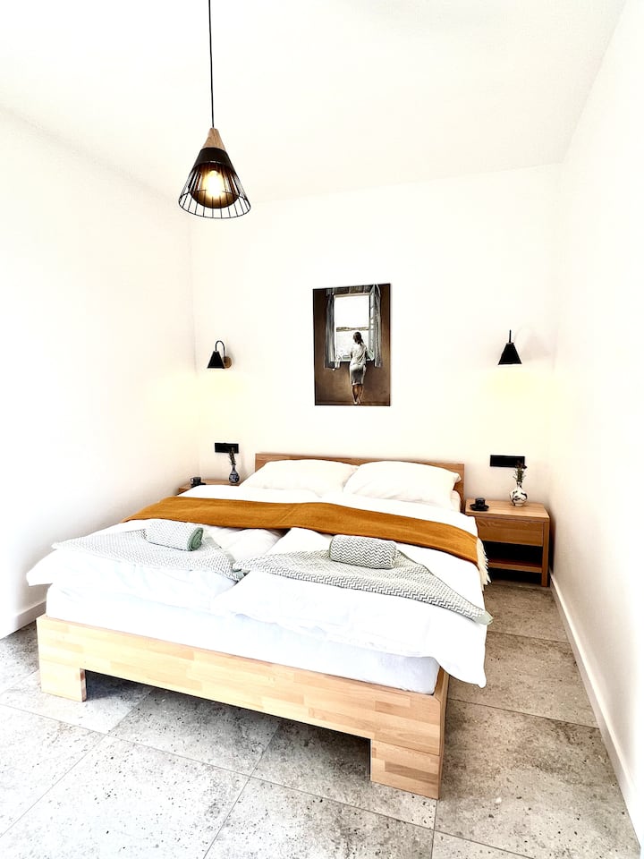 Dormitorio con cama doble y armario. 