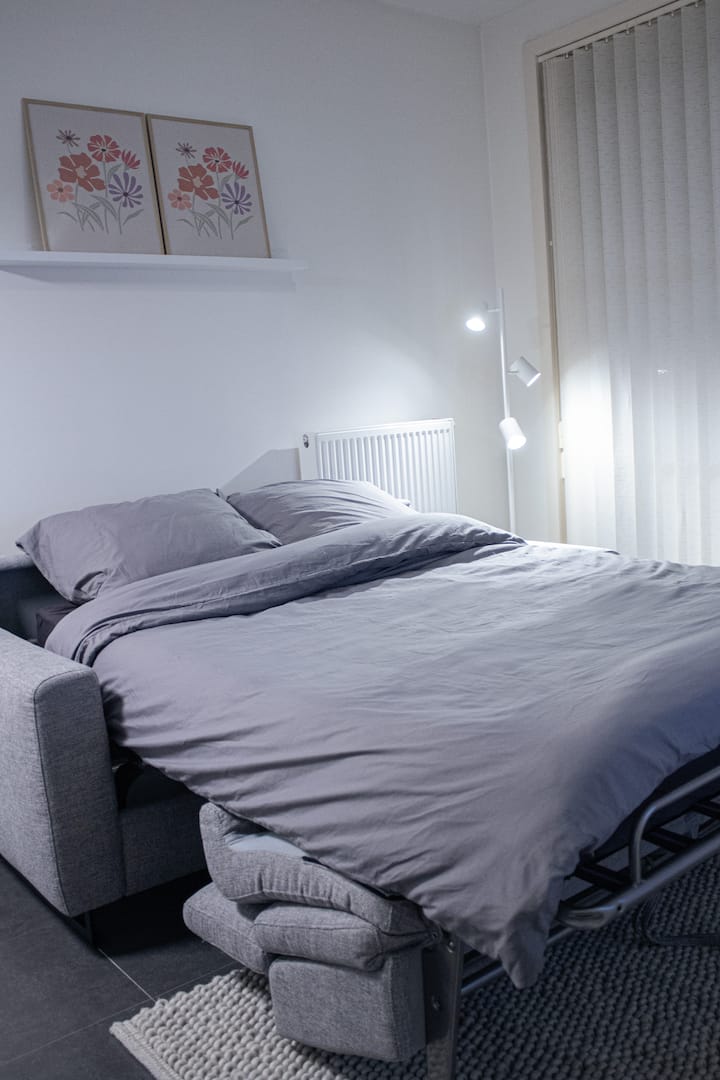 Sofá cama desplegado en la sala de estar muy fácil de usar