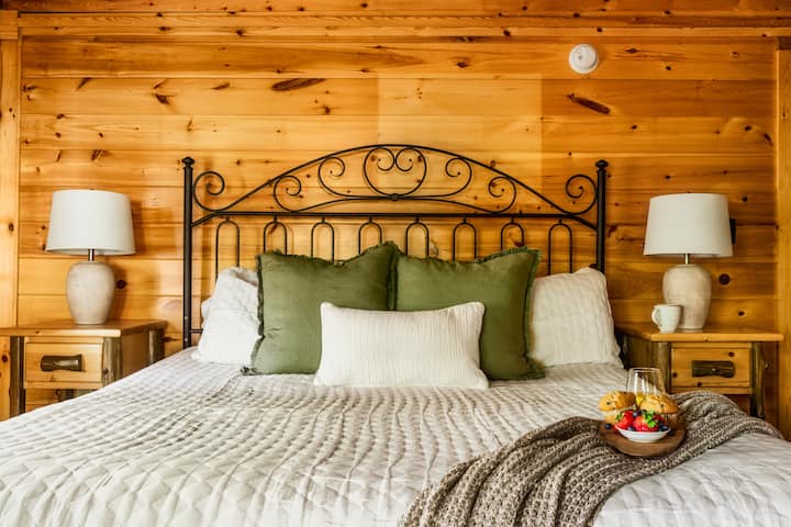Cama tamaño king y amplio dormitorio en la planta baja.