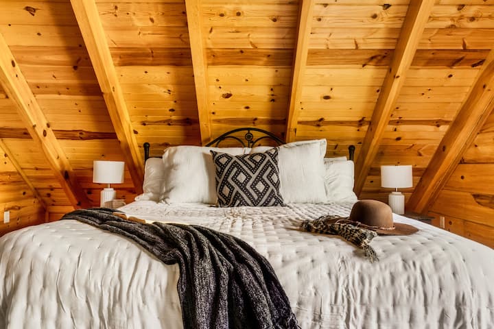 Cómoda cama tamaño king para descansar con baño privado principal.