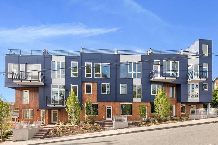 Lux Townhome: Space Needle Views with Parking gallery image 2