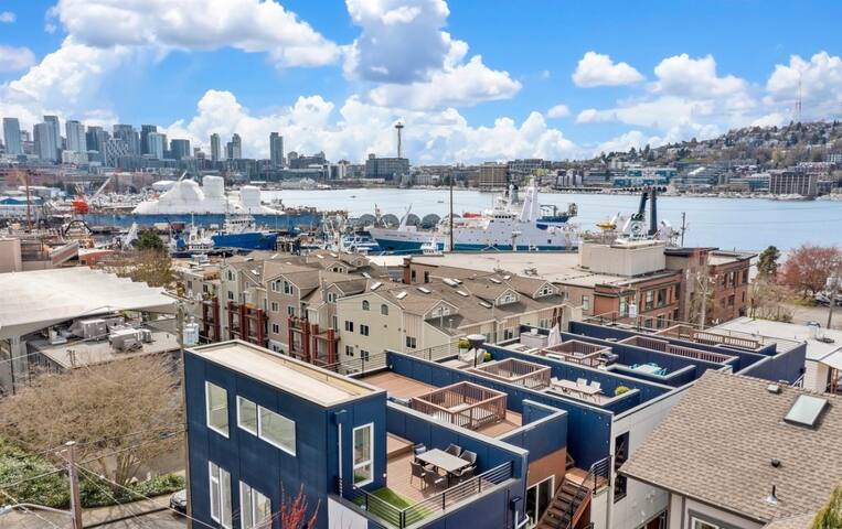 Lux Townhome: Space Needle Views with Parking gallery image 5