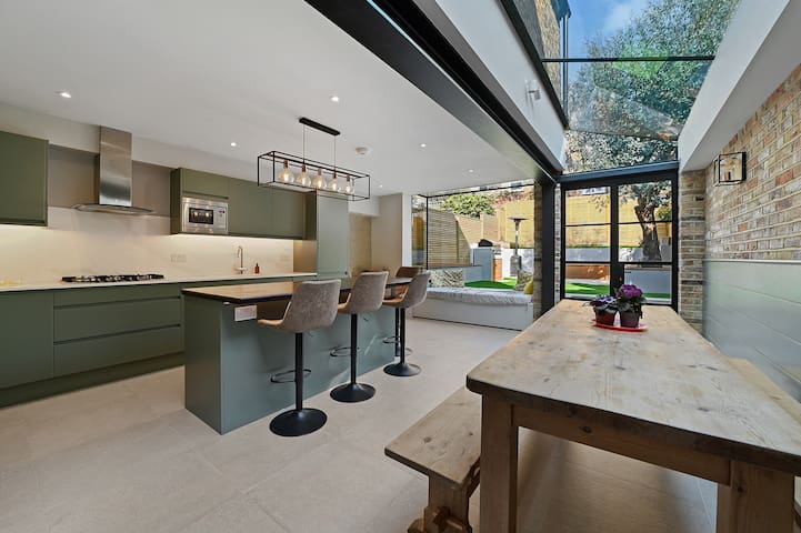 Charming Victorian House in central London