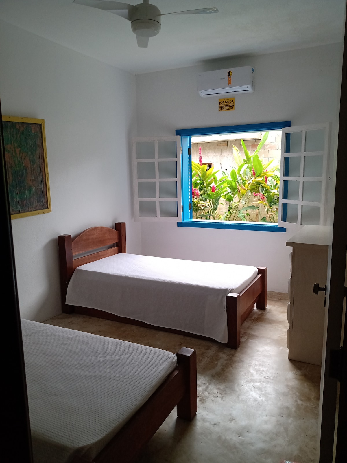 აპარტამენტი 1 - ერთადგილიანი საწოლი და ორი ერთადგილიანი საწოლი, რომელიც უჯრის ტიპისაა. Სულ 3 ერთადგილიანი საწოლი.