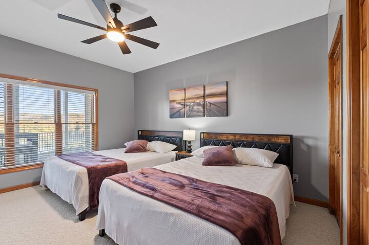 Chumba cha kulala cha Malkia cha ghorofa ya chini #1 - Vitanda Viwili vya Malkia/Mwonekano wa