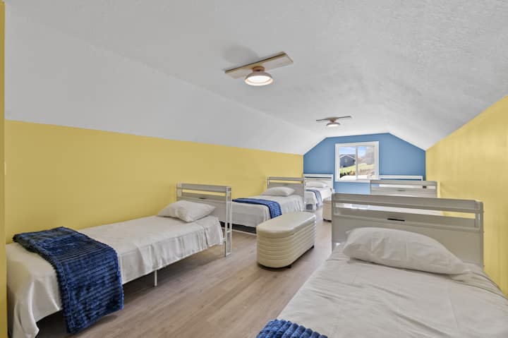 Chumba cha Ghorofa ya Gereji - Vitanda 6 Mbili