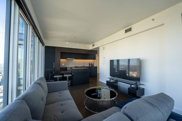 High-Rise 3BR, 3BA Downtown Penthouse gallery image 2
