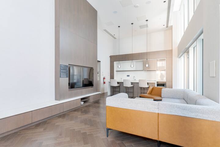 High-Rise 3BR, 3BA Downtown Penthouse gallery image 5