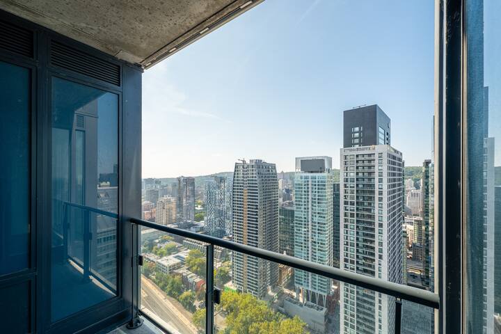 High-Rise 3BR, 3BA Downtown Penthouse gallery image 4