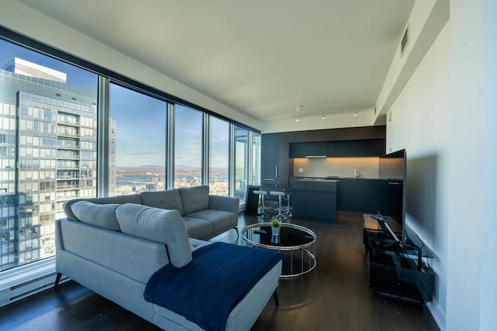 High-Rise 3BR, 3BA Downtown Penthouse