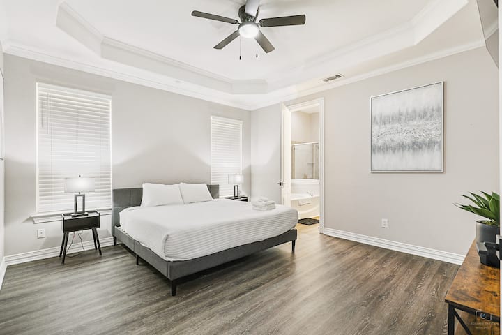 Master Bedroom (1st floor)