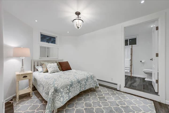 Makuuhuone kellarin pohjakerroksessa, oma kylpyhuone